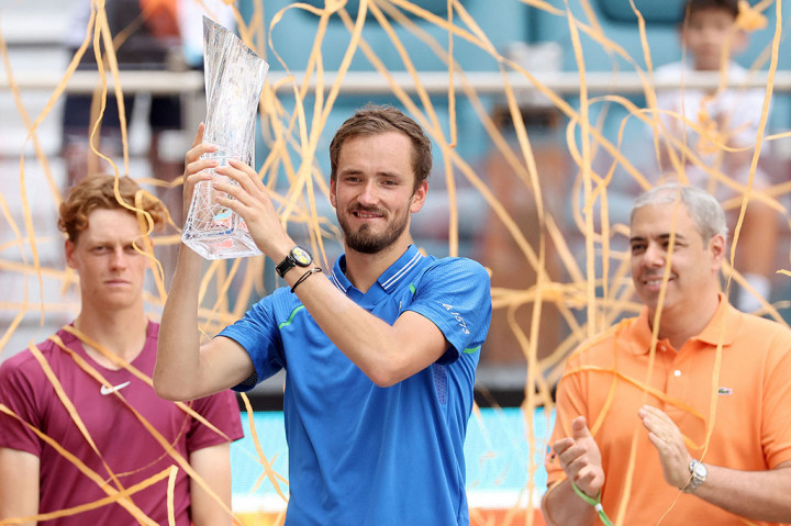 Petenis Rusia Daniil Medvedev merebut gelar ATP keempatnya tahun ini dengan kemenangan telak atas petenis Italia Jannik Sinner di final Miami Open, Senin, 3 April 2023 WIB.
