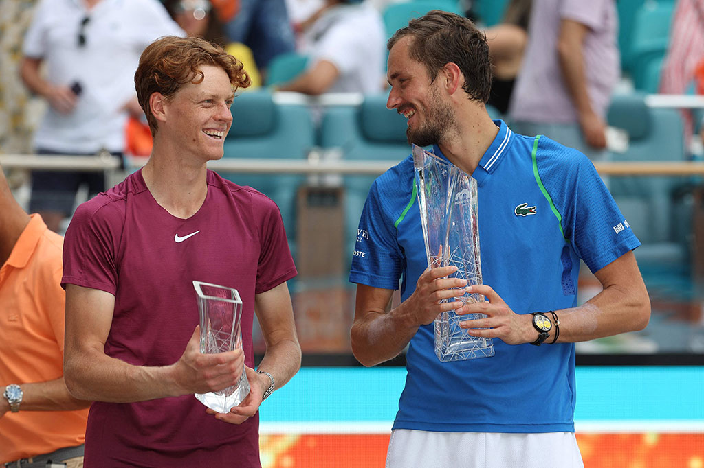 Sebelumnya, Sinner mengalahkan petenis nomor satu dunia dan juara bertahan Carlos Alcaraz di semifinal Jumat, 31 Maret, tetapi petenis berusia 21 tahun itu berjuang keras melawan unggulan keempat Medvedev yang kemudian menaklukkannya dengan skor 7-5, 6-3.