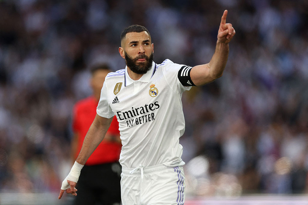 Tuan rumah menggandakan keunggulan tujuh menit kemudian. Vinicius Junior menusuk dari sisi kanan sebelum melepaskan umpan silang yang ditanduk Karim Benzema di kotak penalti menjadi gol. Madrid unggul 2-0.
