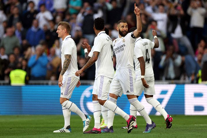 Empat menit kemudian, Benzema mencetak gol ketiganya sekaligus membuat Madrid unggul 4-0. Rodrygo menusuk di kanan dan mengirim umpan silang ke kotak penalti yang dituntaskan Karim Benzema dengan tendangan akrobatik. Babak pertama berakhir dengan keunggulan 4-0 untuk Real Madrid.