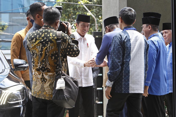 Presiden Joko Widodo menegaskan sejumlah koalisi yang telah dibentuk oleh partai-partai politik bukan arahan dirinya sebagai kepala negara dan pemerintahan.