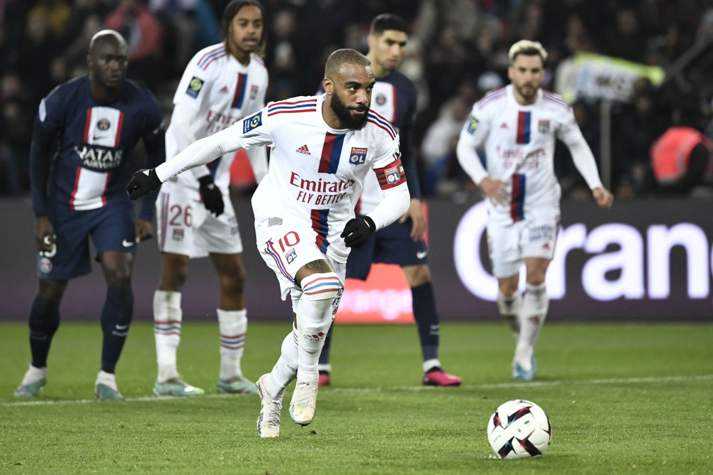 Lyon mendapatkan kesempatan untuk membuka keunggulan pada menit ke-36 lewat tendangan penalti setelah Alexandre Lacazette dijatuhkan oleh kiper Donnarumma saat hendak mengeksekusi peluang satu lawan satu. Sayang sepakan Lacazette membentur tiang gawang.
