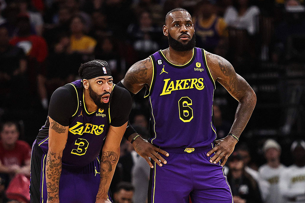Anthony Davis mencetak 40 poin sementara LeBron James mencatatkan triple-double dengan 18 poin, 11 assist, dan 10 rebound saat Los Angeles Lakers menang atas Houston Rockets dengan skor 134-109 dalam laga NBA yang digelar di Toyota Center Arena Texas, Senin, 3 April 2023 WIB.