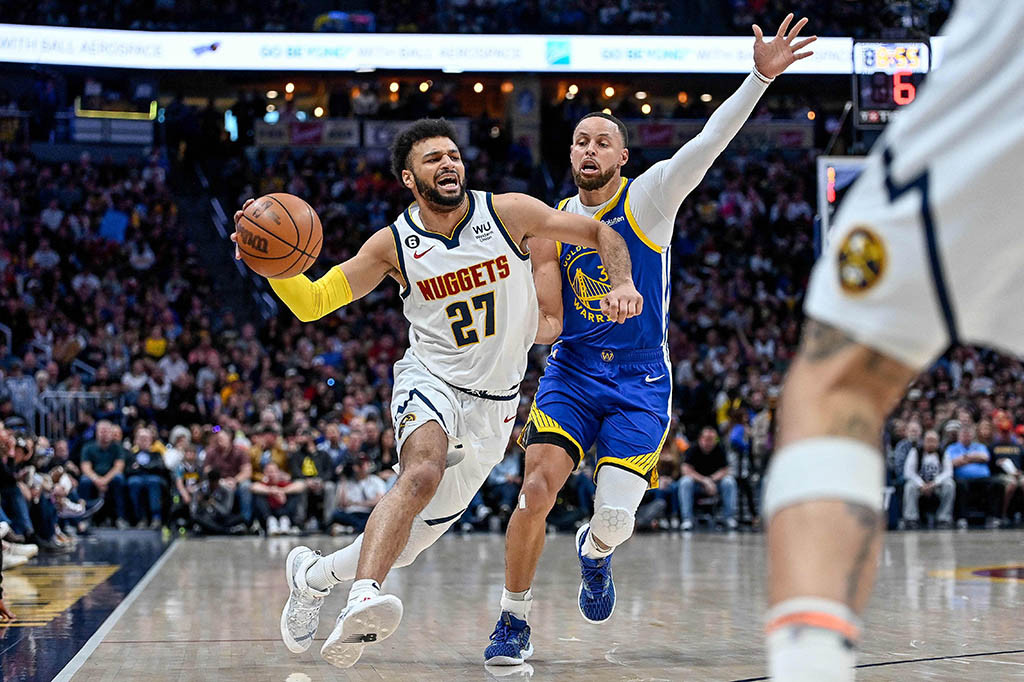 Denver Nuggets kembali bermain tanpa bintangnya Nikola Jokic namun masih bisa meraih kemenangan saat melawan jawara NBA musim lalu Golden State Warriors dengan skor akhir 112-110 dalam laga NBA yang digelar di Pepsi Center Arena Colorado, Senin, 3 April 2023 WIB.