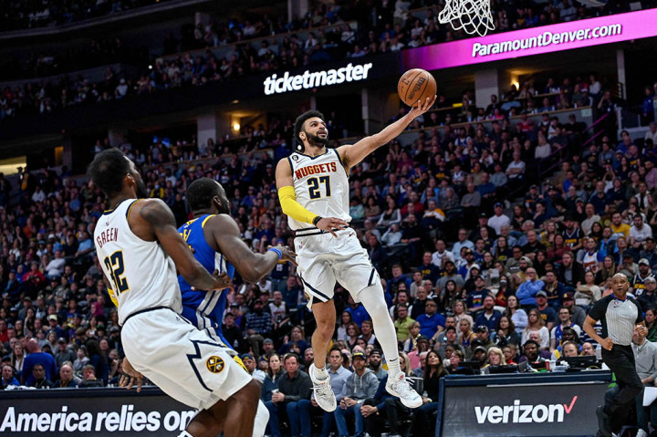 Sementara Warriors yang mengumpulkan 41-38 di posisi enam terancam dibalap oleh Los Angeles Lakers dengan catatan 40-38. Lakers memiliki keunggulan karena masih memainkan empat gim lagi, sementara Warriors hanya tinggal tiga pertandingan tersisa.