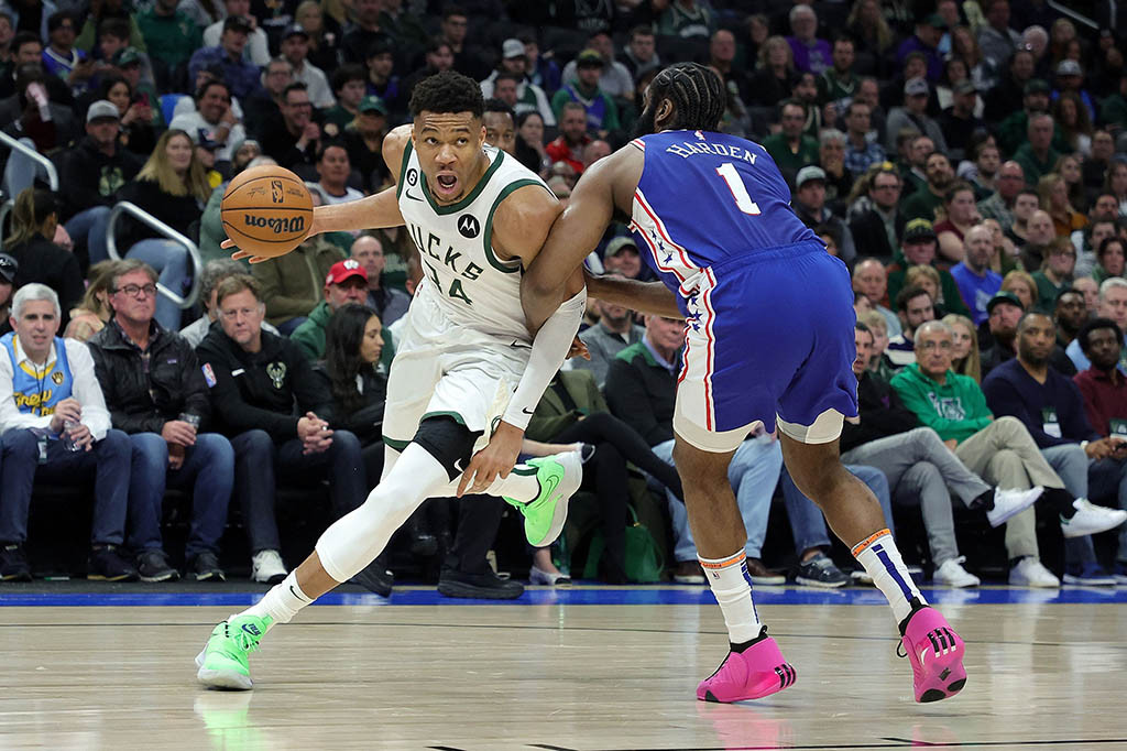 Giannis Antetokounmpo mencetak 33 poin saat Milwaukee Bucks kembali ke performa terbaiknya dengan kemenangan telak 117-104 atas Philadelphia 76ers pada hari Minggu, 2 April 2023.