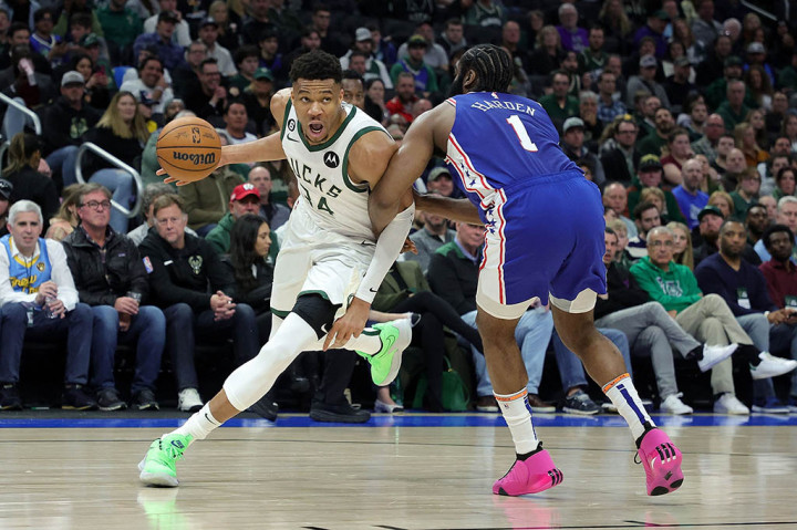 Giannis Antetokounmpo mencetak 33 poin saat Milwaukee Bucks kembali ke performa terbaiknya dengan kemenangan telak 117-104 atas Philadelphia 76ers pada hari Minggu, 2 April 2023.