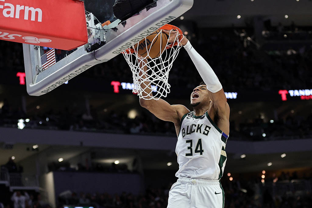 Antetokounmpo selesai dengan 14 rebound dan enam assist selain 33 poinnya, sementara Brook Lopez (21 poin), Khris Middleton (19) dan Jrue Holiday (18) semuanya berkontribusi.