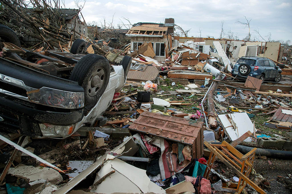Tornado tercatat menewaskan sembilan orang di Tennessee, lima orang di Arkansas, tiga orang di Indiana, dan empat orang di Illinois, serta korban tewas lainnya akibat badai juga terdapat di Alabama dan Mississippi.
