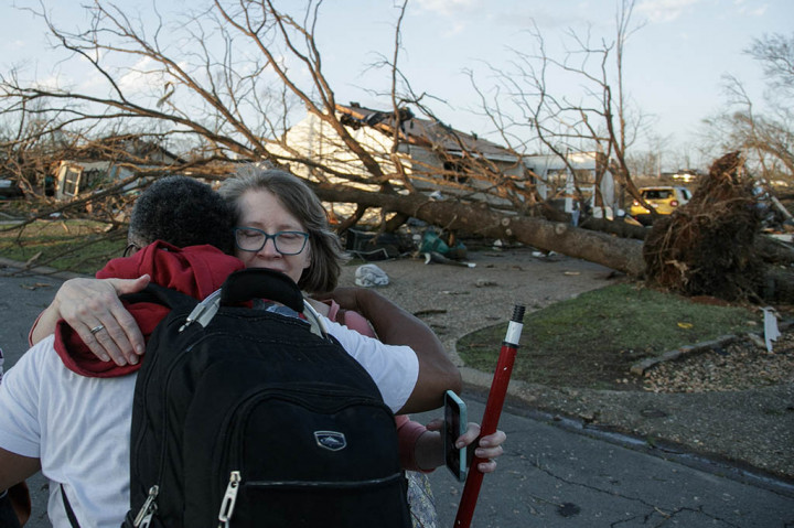 NWS memastikan tornado yang melanda ibukota Arkansas, Little Rock masuk kategori EF3 kelas atas dengan kecepatan angin maksimum 164 mil per jam (265 kilometer per jam).