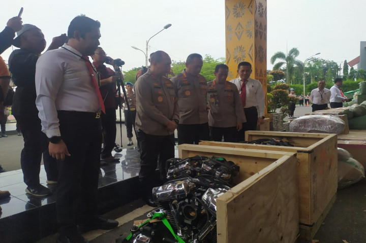 Barang-barang yang disita mulai dari alat elektronik, beberapa bal pakaian, aksesoris handphone, hingga motor gede Harley Davidson yang belum dirangkai.