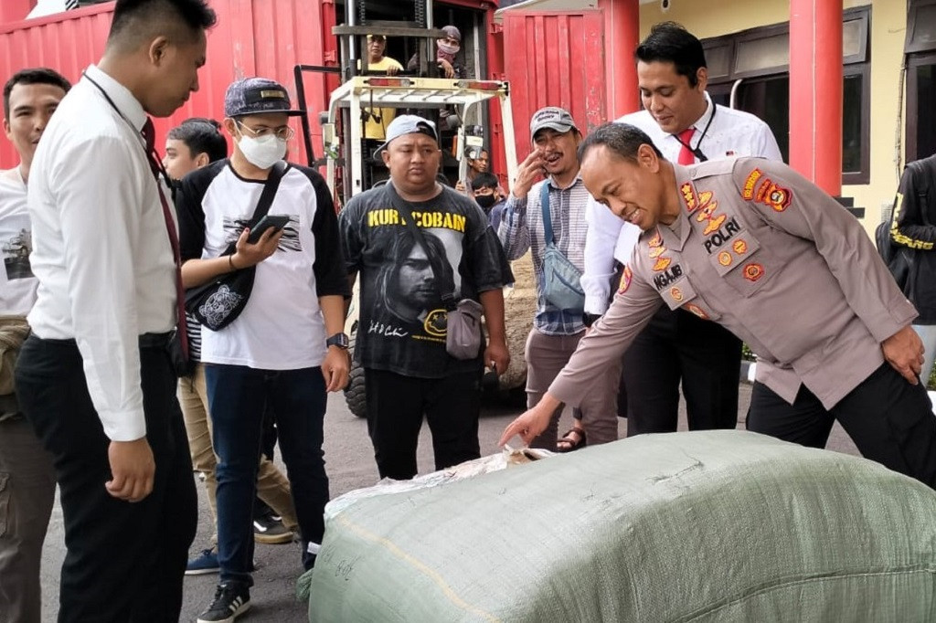 Kapolrestabes Palembang Kombes Pol Mokhammad Ngajib menambahkan, pihaknya telah melakukan penyelidikan dan memantau pergerakan penyelundupan tersebut selama satu minggu terakhir.