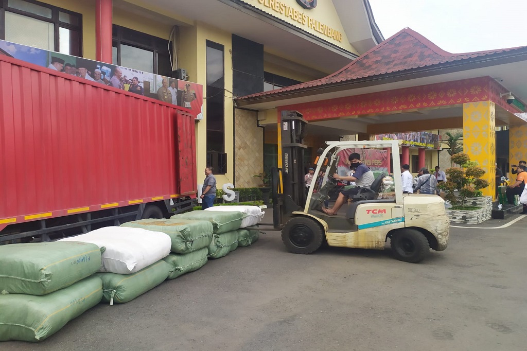 Polrestabes Palembang berhasil mengungkap peredaran barang impor ilegal di wilayah hukumnya. Bahkan Polrestabes Palembang sudah menyita ratusan kotak barang impor ilegal yang didapat dari truk kontainer asal Pekanbaru bernopol BM 9485 NU ketika melintas di Jalan Soekarno-Hatta Palembang.