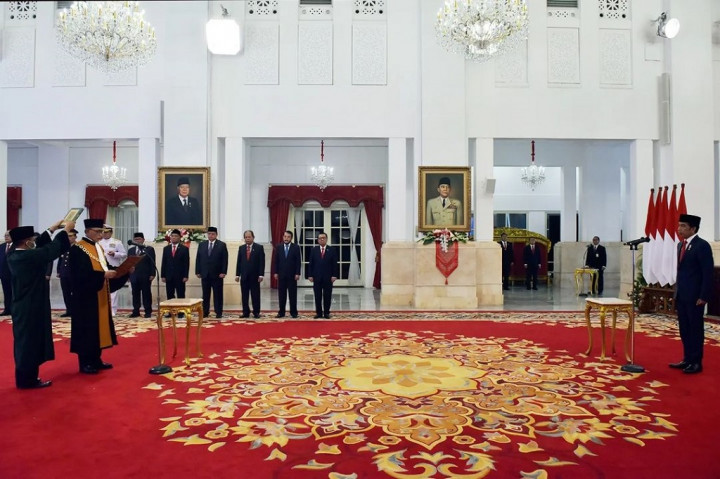 Presiden Joko Widodo menyaksikan pengucapan sumpah Sunarto sebagai Wakil Ketua Mahkamah Agung Bidang Yudisial. Acara pengucapan sumpah tersebut digelar di Istana Negara, Jakarta, Senin, 3 April 2023.