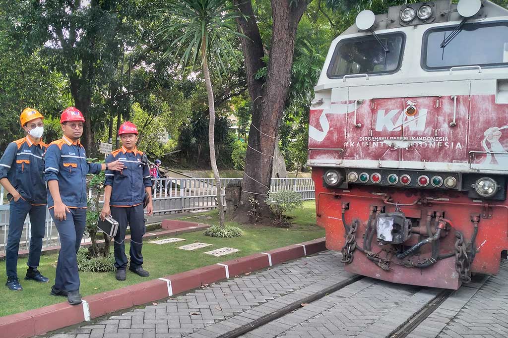 Sejumlah lokomotif masih dalam tahap perbaikan yang dilakukan sejumlah teknisi. Ada pula lokomotif yang sudah tahap uji coba.  