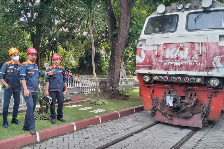 Sejumlah lokomotif masih dalam tahap perbaikan yang dilakukan sejumlah teknisi. Ada pula lokomotif yang sudah tahap uji coba.  