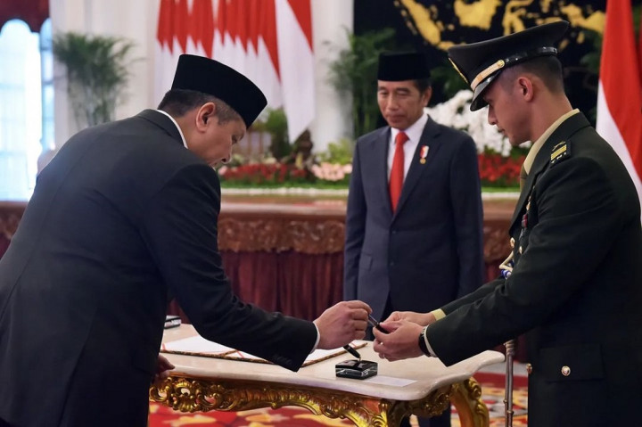 Presiden Joko Widodo melantik Komjen Rycko Amelza Dahniel sebagai Kepala Badan Nasional Penanggulangan Terorisme (BNPT), Senin, 3 April 2023, di Istana Negara, Jakarta.