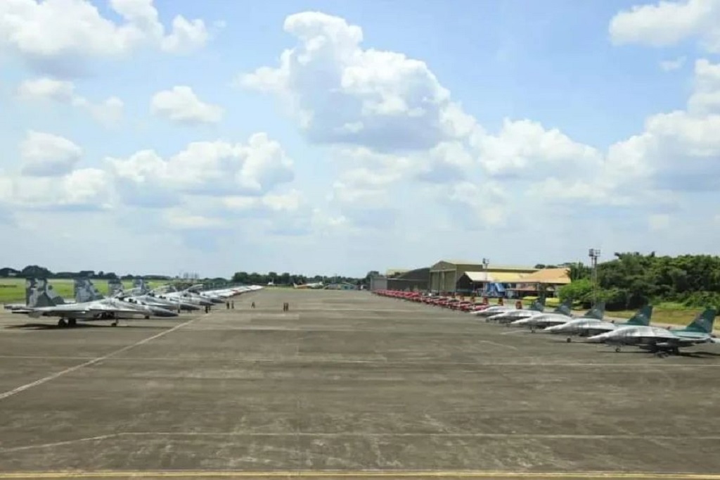 Sejumlah pesawat TNI AU yang akan melaksanakan demo udara peringatan HUT ke-77 TNI AU pada 9 April 2023 mendatang, telah tiba di Lanud Halim Perdanakusuma, Jakarta.