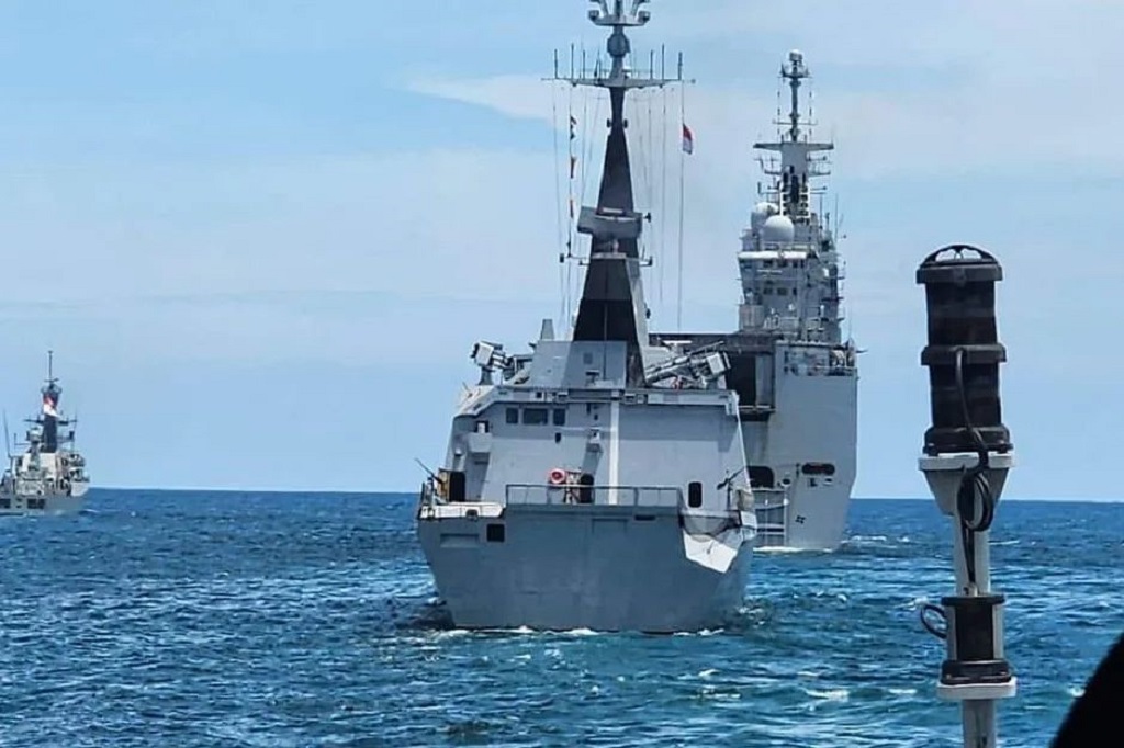 Singgahnya LHD Dixmude dan La Fayette di Indonesia dan masuk ke Jakarta dalam rangka misi 'Jeanne d’Arc', yakni pelayaran keliling dunia selama lima bulan. Misi tersebut merupakan tahap penutup pelatihan akademis para perwira siswa Akademi Angkatan Laut yang ada di Prancis.