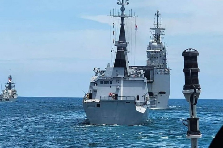 Singgahnya LHD Dixmude dan La Fayette di Indonesia dan masuk ke Jakarta dalam rangka misi 'Jeanne d’Arc', yakni pelayaran keliling dunia selama lima bulan. Misi tersebut merupakan tahap penutup pelatihan akademis para perwira siswa Akademi Angkatan Laut yang ada di Prancis.