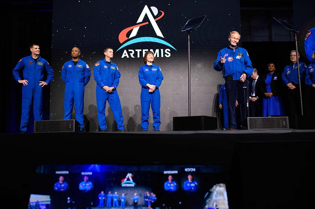 NASA, Senin, 3 April 2023 waktu setempat, memperkenalkan kru untuk misi manusia pertama ke Bulan dalam lebih dari 50 tahun, termasuk wanita pertama dan pria kulit hitam yang berpartisipasi dalam penerbangan bulan.