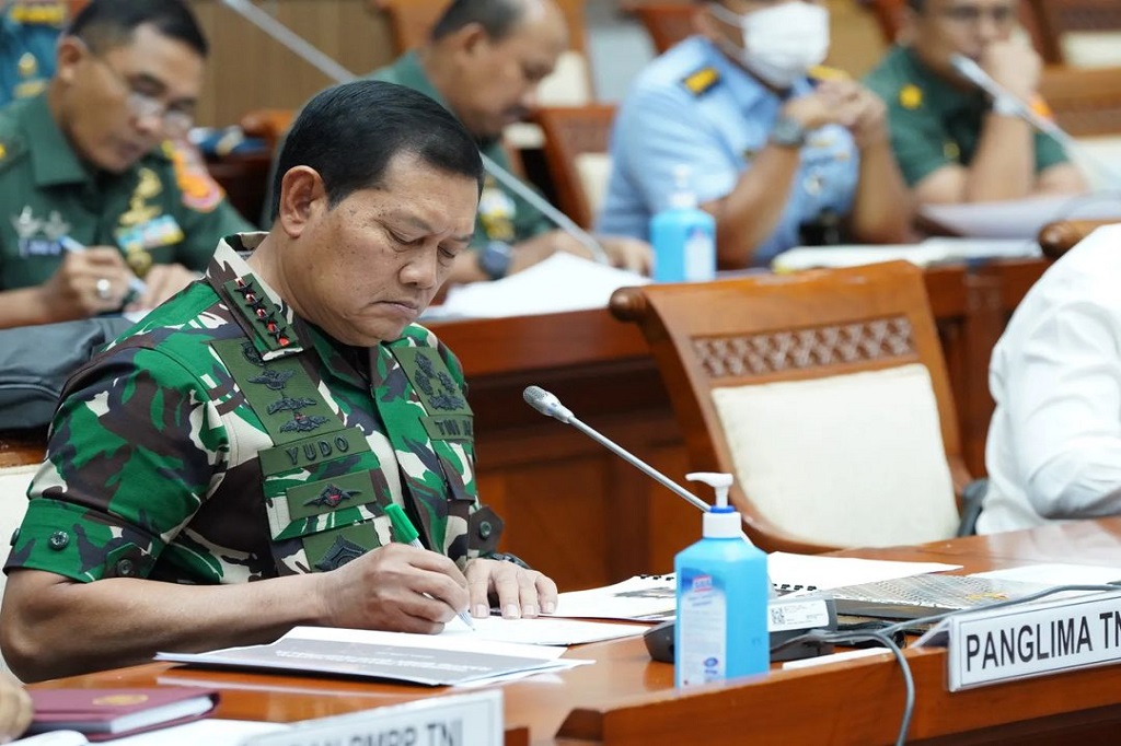 Panglima TNI Laksamana Yudo Margono menghadiri rapat kerja di DPR bersama Wakil Menteri Pertahanan (Wamenhan)  M. Herindra terkait persetujuan menerima Alat Peralatan Pertahanan dan Keamanan  (Alpalhankam) dari Australia, bertempat di Ruang Rapat Komisi I DPR, Gedung Nusantara II Paripurna DPR, Senin, 3 Maret 2023.
