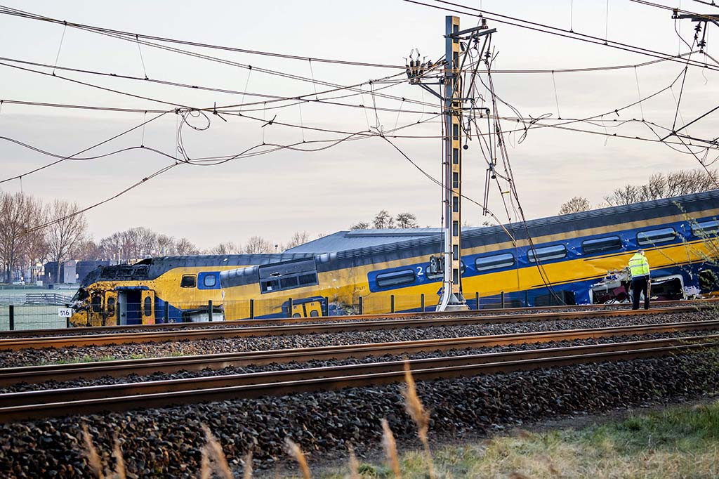 Kereta bersusun sedang melakukan perjalanan antara Amsterdam dan Den Haag dan membawa sekitar 60 orang.