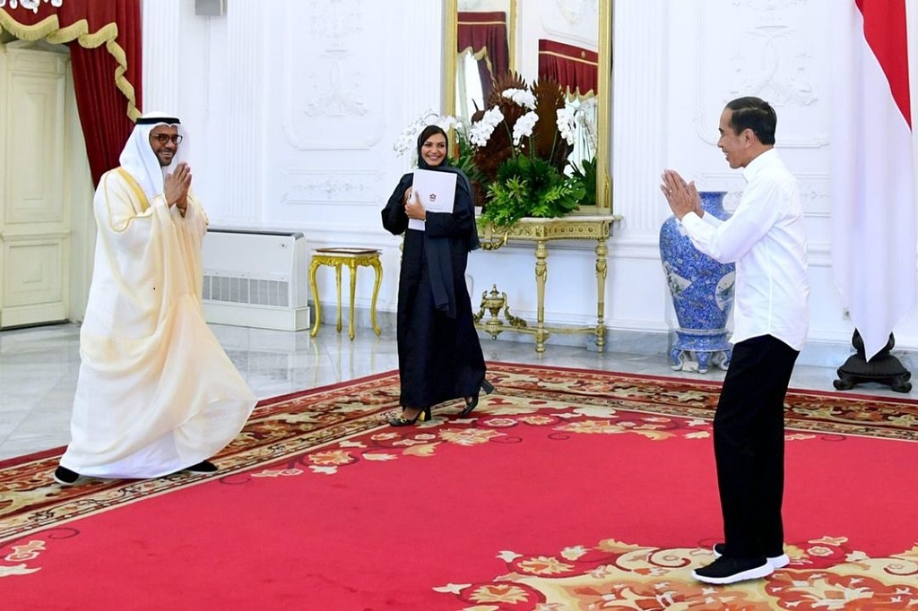 Presiden Joko Widodo menerima Duta Besar Persatuan Emirat Arab (PEA) untuk Republik Indonesia, Abdulla Salem Al Dhaheri, di Istana Merdeka, Jakarta, pada Selasa, 4 April 2023. 