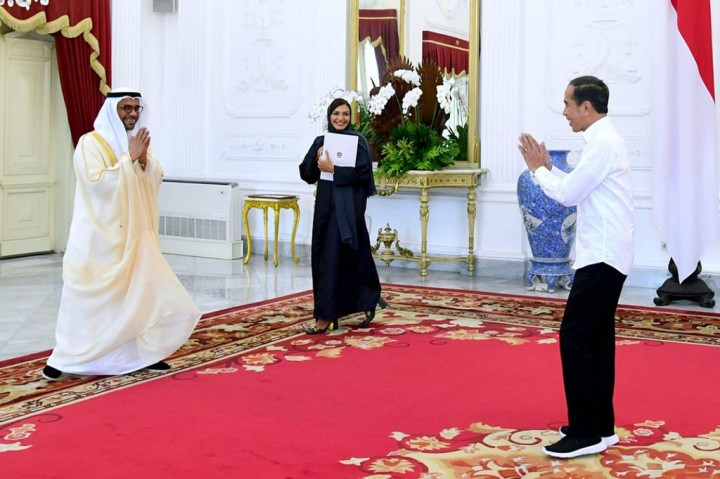 Presiden Joko Widodo menerima Duta Besar Persatuan Emirat Arab (PEA) untuk Republik Indonesia, Abdulla Salem Al Dhaheri, di Istana Merdeka, Jakarta, pada Selasa, 4 April 2023. 