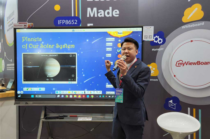 Papan tulis serupa monitor karya ViewSonic yang dipamerkan di Taipei SCSE 2023, berkemampuan tidak hanya dapat dicoret layaknya papan tulis konvensional, juga memasukkan tampilan dari situs terkait.