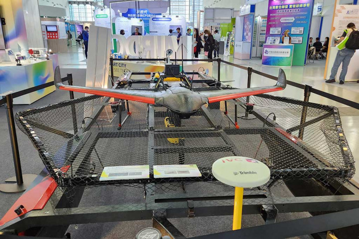 Salah satu display drone dari Telecom Technology Center, peserta Kaohsiung SCSE 2023.