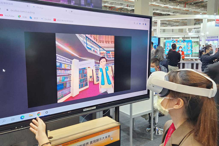 Produk karya Jector, perusahaan yang menjadi peserta di paviliun Administration of Digital Industries (ADI) di ajang Taipei SCSE 2023, memanfaatkan teknologi Augmented Reality untuk mendukung proses pembelajaran.