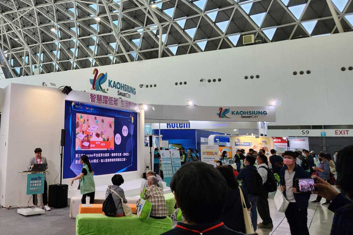 Booth Pemerintah Kota Kaohsiung pada ajang Kaohsiung SCSE 2023, memperkenalkan teknologi yang akan diadopsi untuk menyediakan layanan lebih baik bagi masyarakat, serta berbagai program subsidi investasi.