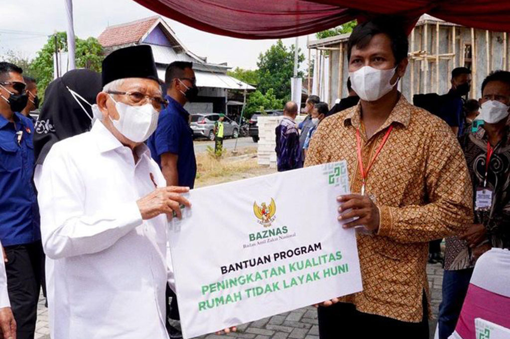 Kepada Wakil Presiden, Camat Mranggen Wiwin Edi Widodo melaporkan bahwa Desa Kangkung dihuni oleh 2.676 keluarga yang terdiri atas 8.271 jiwa dan 258 keluarga yang tinggal di desa itu tergolong miskin.