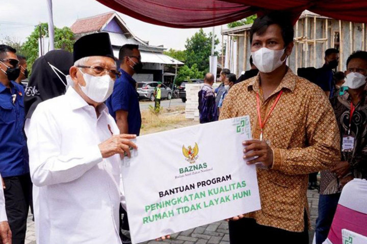 Kepada Wakil Presiden, Camat Mranggen Wiwin Edi Widodo melaporkan bahwa Desa Kangkung dihuni oleh 2.676 keluarga yang terdiri atas 8.271 jiwa dan 258 keluarga yang tinggal di desa itu tergolong miskin.