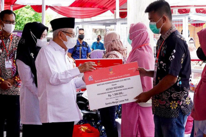 Menanggapi laporan tersebut, Wakil Presiden menanyakan program pemberdayaan masyarakat yang dijalankan di Desa Kangkung agar warga tidak terus mengandalkan bantuan dari pemerintah.