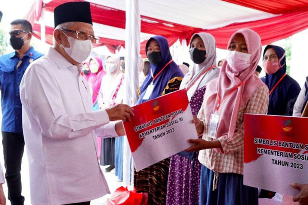 Wiwin menjelaskan bahwa dalam upaya memberdayakan warga, pemerintah telah mengadakan program pelatihan penjualan daring, kursus menjahit dan perbengkelan, pelatihan pembuatan sabun cuci dari minyak jelantah, pelatihan pembuatan makanan ringan, dan pelatihan daur ulang sampah.