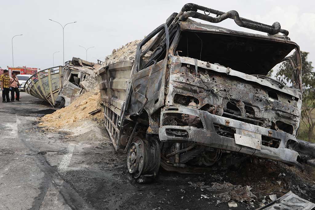 Kecelakaan pertama melibatkan truk gandeng bermuatan bahan kimia yang menabrak truk pengangkut batu kapur hingga terbakar di Km 312 Tol Pemalang-Batang, Jawa Tengah. Kecelakaan tersebut yang mengakibatkan 3 orang tewas dan 1 luka parah.