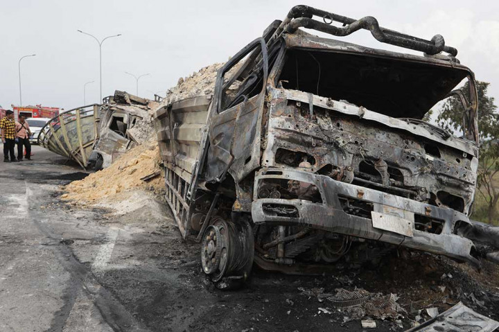 Kecelakaan pertama melibatkan truk gandeng bermuatan bahan kimia yang menabrak truk pengangkut batu kapur hingga terbakar di Km 312 Tol Pemalang-Batang, Jawa Tengah. Kecelakaan tersebut yang mengakibatkan 3 orang tewas dan 1 luka parah.