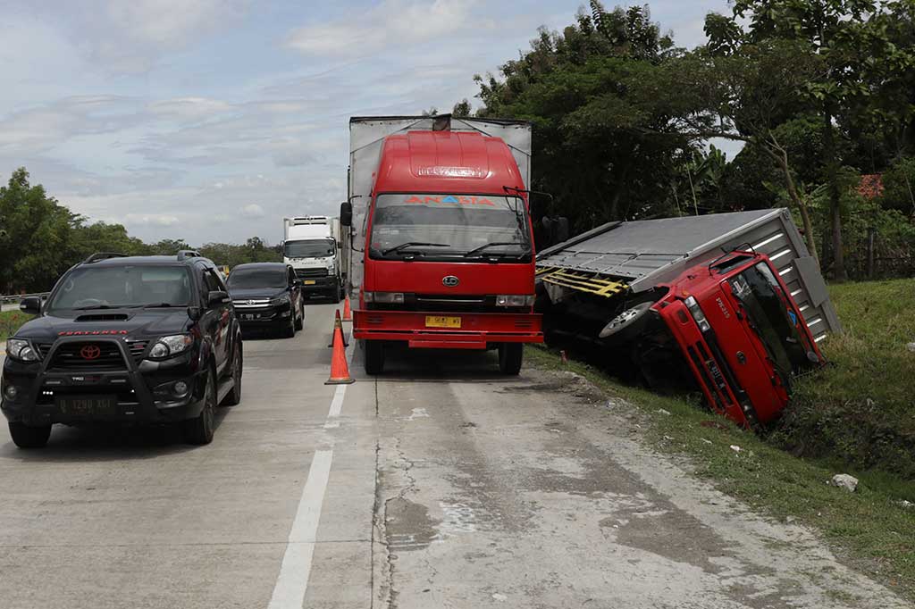 Kemudian truk bermuatan peralatan mekanik terguling di Km 88 Tol Cipali, Jawa Barat. 