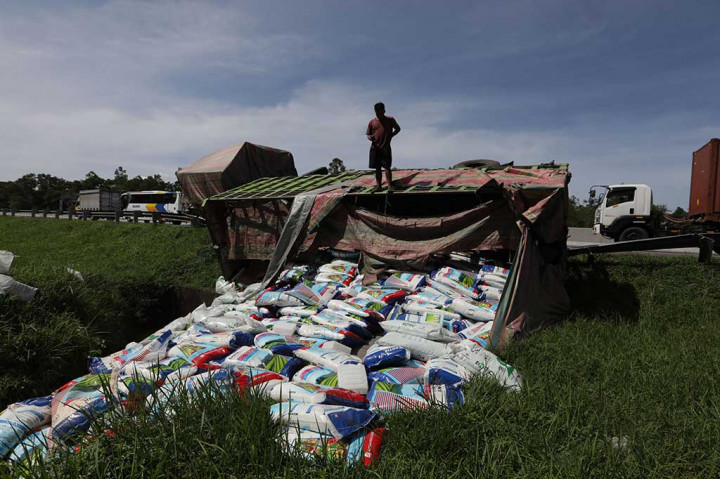 Terakhir truk gandeng bermuatan pupuk mengalami kecelakaan tunggal di Km 68 Tol Cikampek, Jawa Barat.