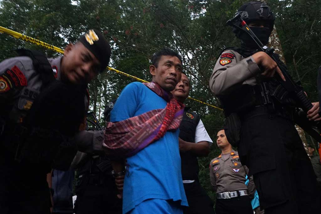 Polres Banjarnegara, Jawa Tengah (Jateng) membawa tersangka dukun pengganda uang yang telah membunuh 12 orang bernama Tohari, 45, alias Mbah Slamet ke tempat kejadian perkara (TKP). Ternyata TKP tersebut juga merupakan tempat ritual penggandaan uang, lokasi pembunuhan dan tempat penguburan.