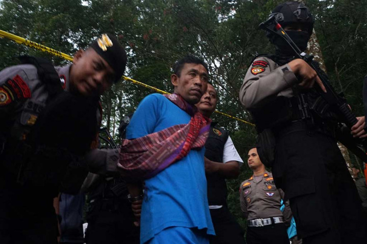 Polres Banjarnegara, Jawa Tengah (Jateng) membawa tersangka dukun pengganda uang yang telah membunuh 12 orang bernama Tohari, 45, alias Mbah Slamet ke tempat kejadian perkara (TKP). Ternyata TKP tersebut juga merupakan tempat ritual penggandaan uang, lokasi pembunuhan dan tempat penguburan.