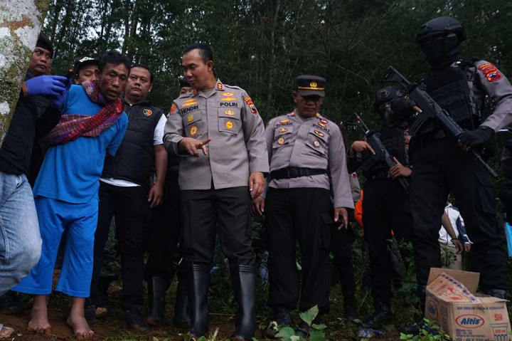 Tersangka Mbah Slamet turut dihadirkan untuk mengingat identitas korban yang dikubur di setiap titik yang telah digali oleh petugas.