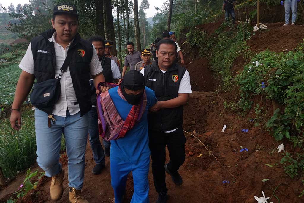 Dalam kesempatan tersebut, tersangka Slamet juga menceritakan kronologi pembunuhan, mulai keberangkatan dari rumah, ritual, hingga eksekusi dan proses penguburan.