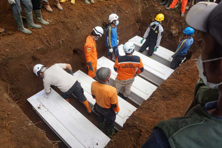 Sebanyak sembilan jenazah korban dukun Mbah Slamet dimakamkan secara massal di pemakaman umum Desa Balun pada hari Selasa, 4 April 2022, sementara satu jenazah lainnya telah dibawa keluarganya ke Sukabumi, Jawa Barat.