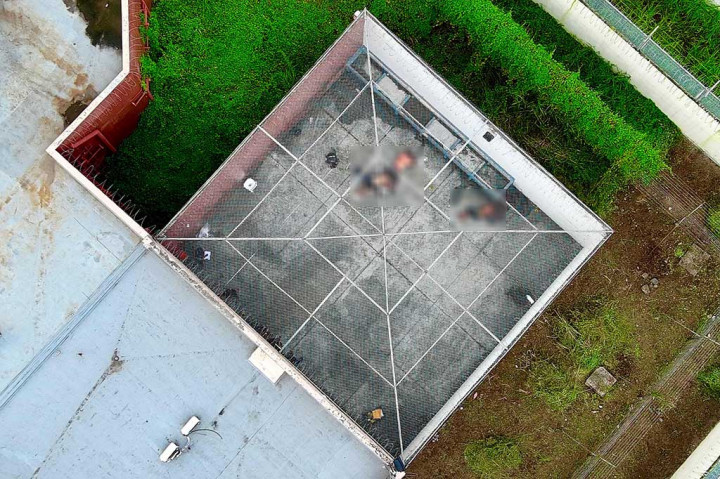 Foto dari udara memperlihatkan jenazah tiga narapidana di penjara dengan keamanan maksimum La Roca di Guayaquil, Ekuador pada Selasa, 4 April 2023 waktu setempat. Ketiganya menjadi korban kerusuhan terbaru di penjara Ekuador.