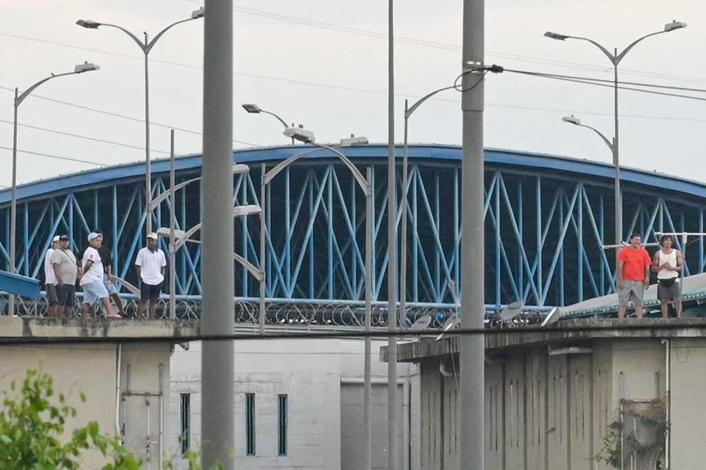 Fasilitas keamanan maksimum memiliki kapasitas untuk sekitar 150 narapidana dan menampung 23 narapidana pada saat itu, kebanyakan dari mereka adalah pemimpin geng perdagangan narkoba yang terlibat dalam perebutan kekuasaan di dalam penjara dan jalanan.