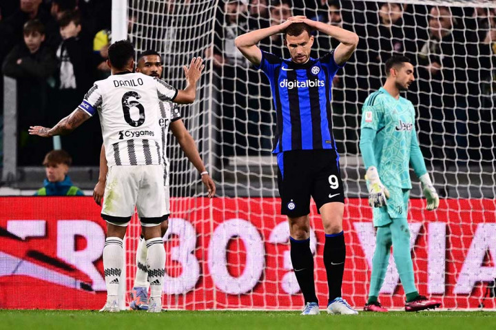 Pemain Juventus dan Inter Milan saling berbalas serangan di babak pertama. beberapa peluang tercipta, namun tidak satu pun yang berbuah gol. Skor 0-0 bertahan hingga babak pertama usai.