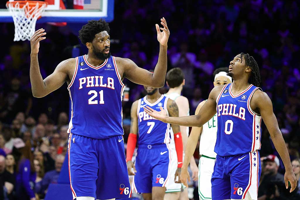 Joel Embiid mencetak 52 poin untuk membawa timnya Philadelphia 76ers memenangkan pertarungan melawan Boston Celtics dengan skor tipis 103-101 dalam laga NBA yang digelar di Wells Fargo Center Philadelphia, Rabu, 5 April 2023 WIB.
